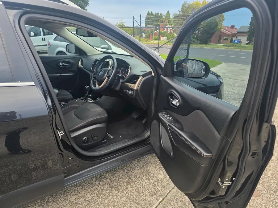 Vehicle Thumbnail 10